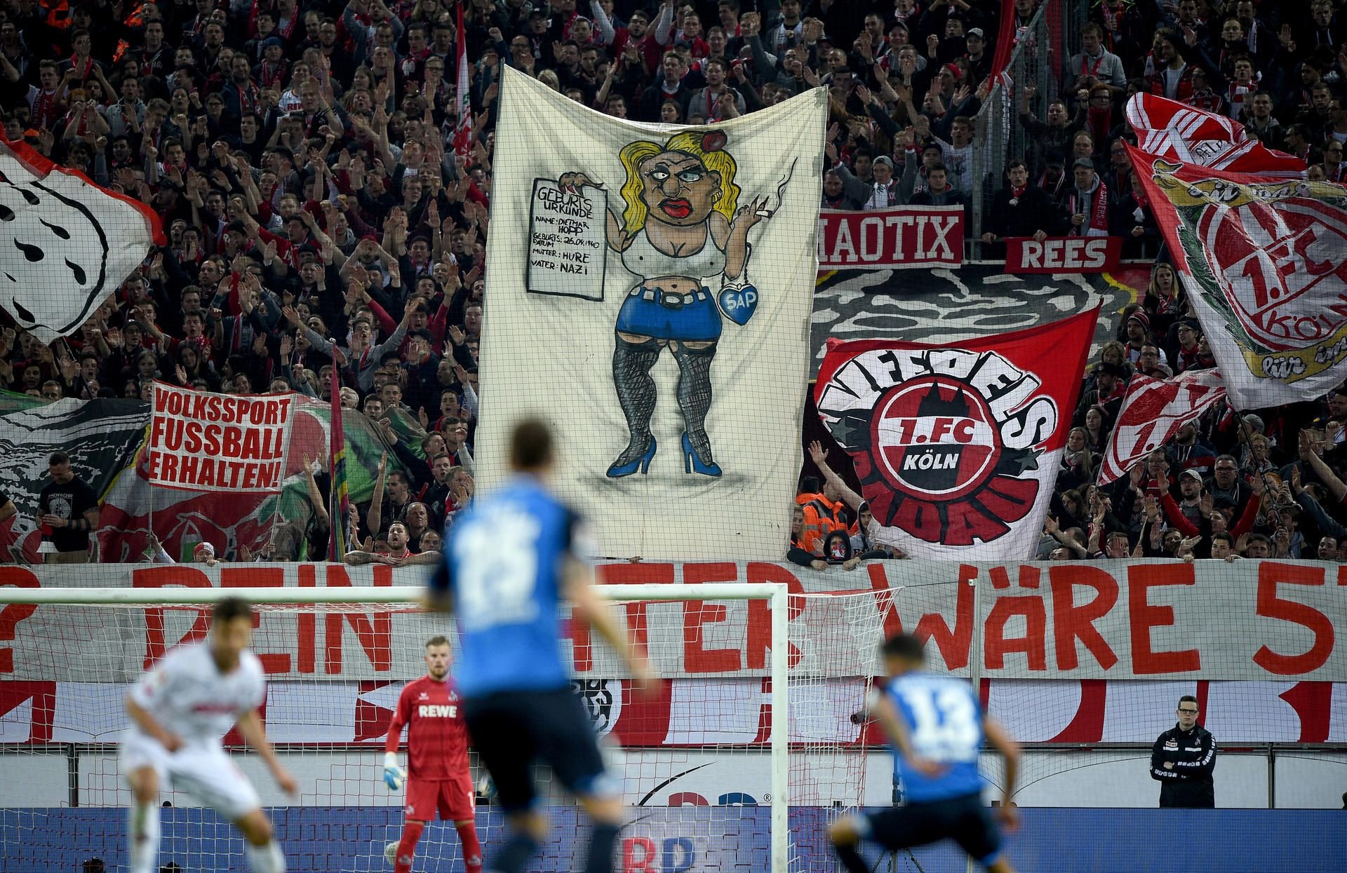 Dieses Schmäh-Plakat von Kölner Fans gegen TSG-Mäzen Dietmar Hopp erhitzt die Gemüter.