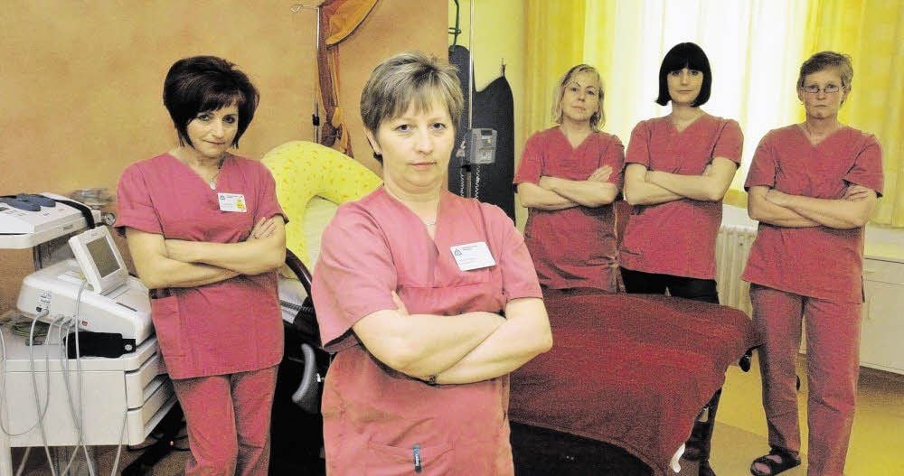 Die Armhaltung der Hebammen Corina Haupt, Sybille Körner, Birgit Kretzschmar, Jana Schmidtke und Angela Köhler (von links) spricht Bände: Ohne Haftpflichtversicherung dürfen Geburten nicht stattfinden. Passiert nichts, sind die Hebammen 2015 arbeitslos.