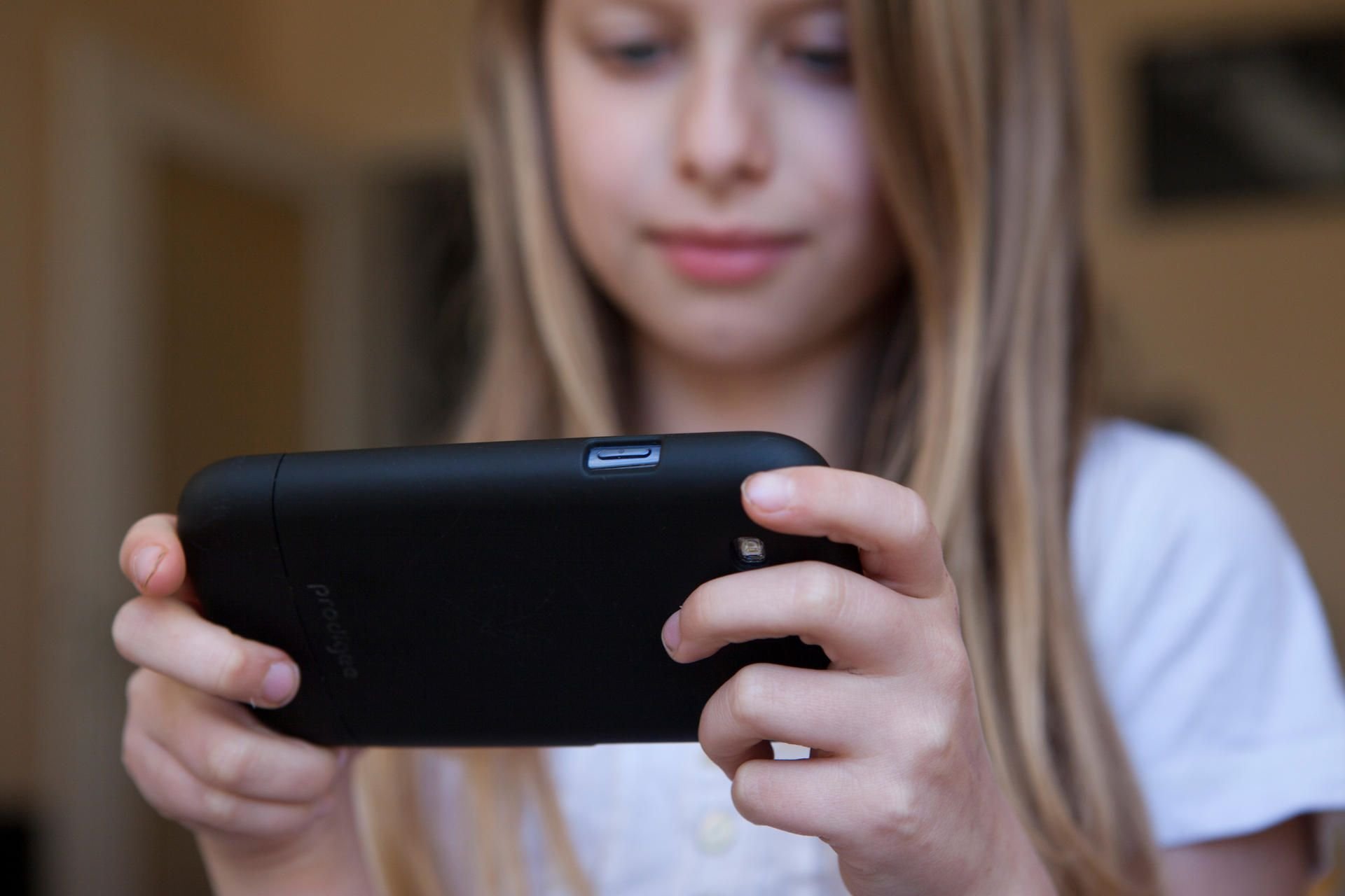 Kinder sollten den Einstieg in die mobile und digitale Welt schrittweise angehen – und mit Hilfe der Eltern.