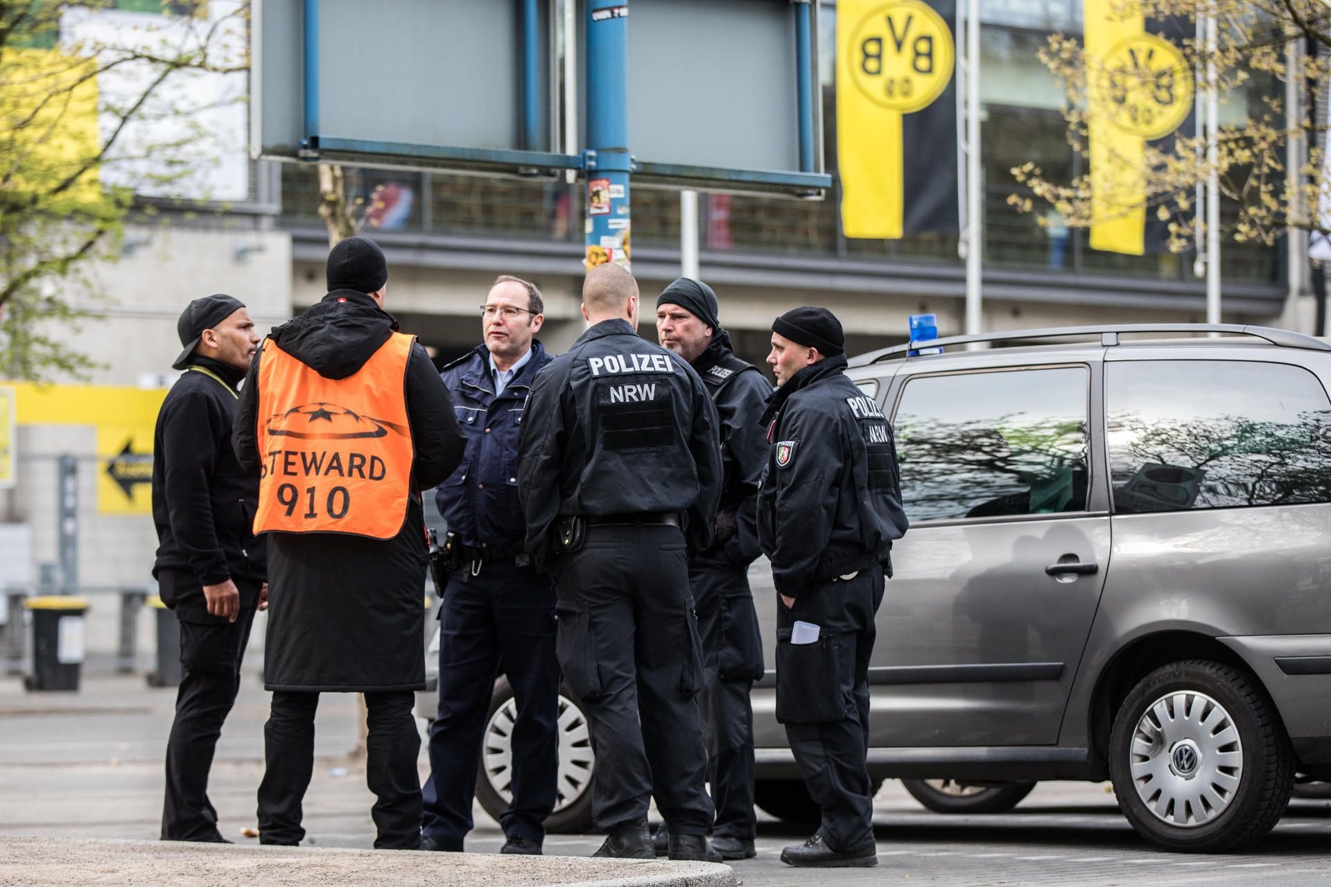 Polizeibeamte stehen am Mittwoch in Dortmund (Nordrhein-Westfalen) vor dem Signal-Iduna Park.
