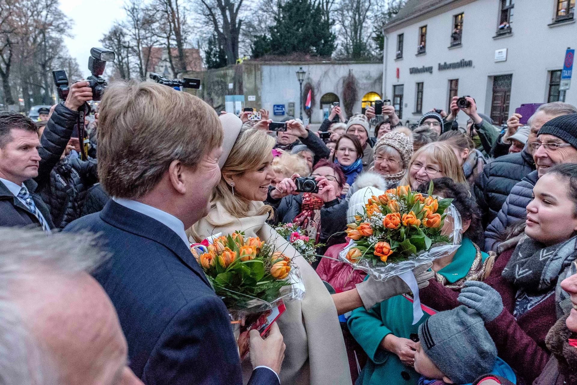 Das niederländische Königspaar bei ihrem Besuch in Wittenberg. Nach der Besichtigung der Schlosskirche nahmen sich Máxima und Willem-Alexander Zeit für die Schaulustigen, die bei eisigen Temperaturen auf dem Schlossplatz warteten.