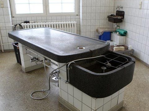 Ein Sektionstisch in der Rechtsmedizin.