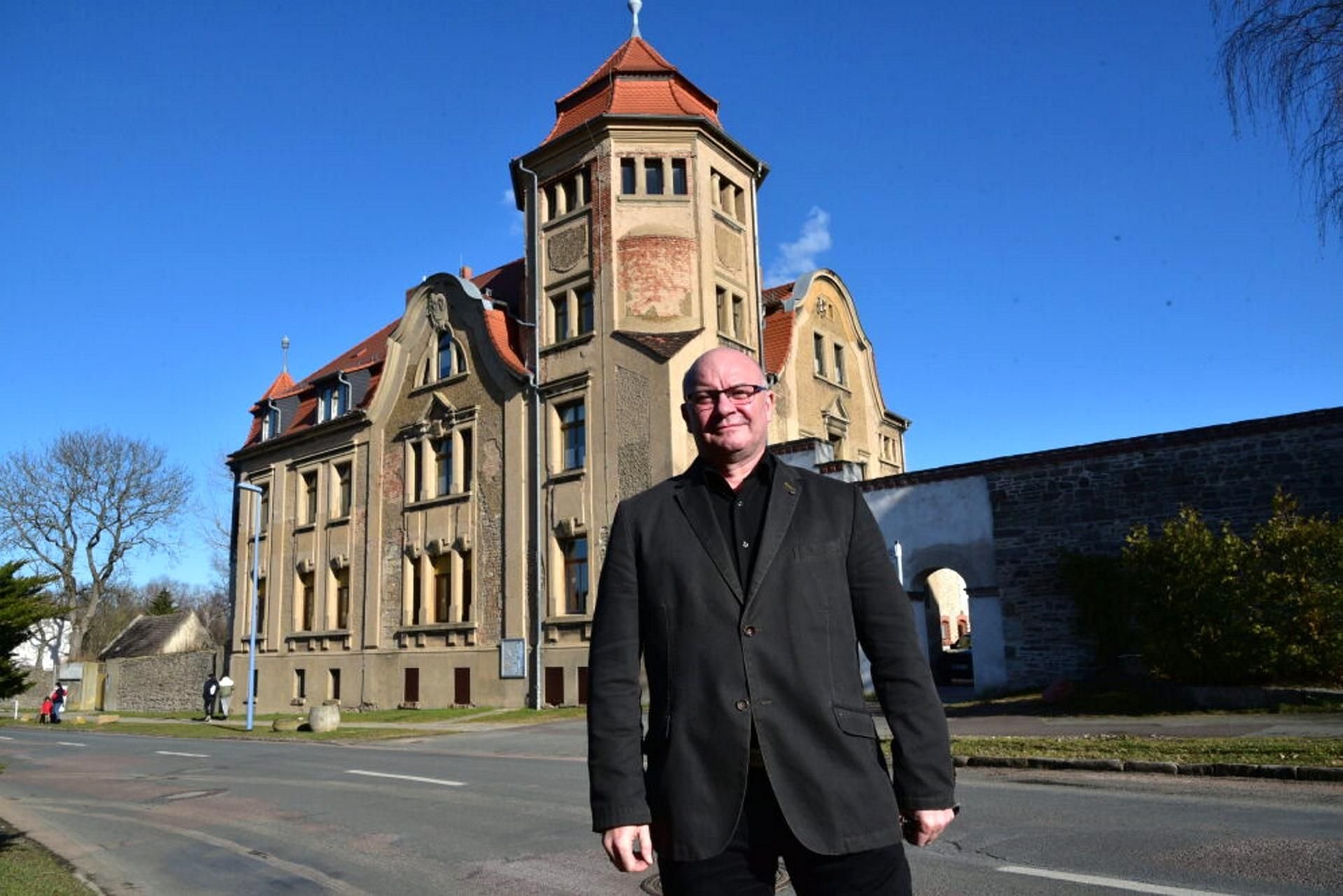 Die Fassade der Aderstedter Villa wird in Kürze komplett saniert. Darüber freut sich Ortsbürgermeister Mike Franzelius.