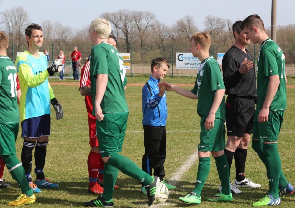 Die Akteure des SV Braunsbedra klatschen mit Anthony (Mitte), dem Sohn von René Harre, ab.
