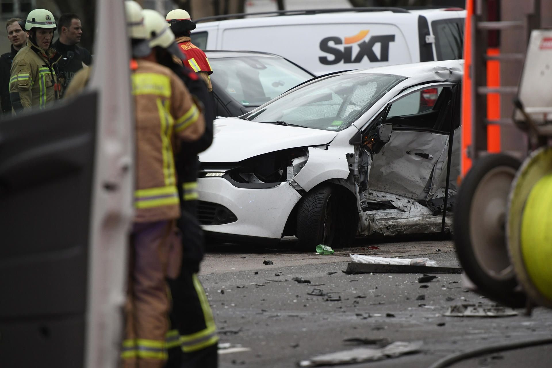 Berlin: Polizisten und Feuerwehrmänner arbeiten an einem Unfallort, an dem ein Polizeifahrzeug während eines Einsatzes mit einem weiteren Auto zusammenprallte. (Archivbild vom 29.01.2018)