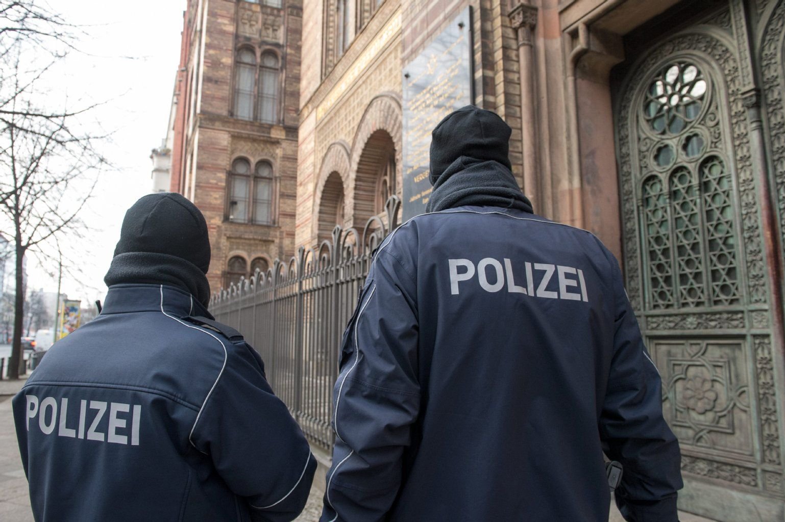 Polizei bewacht in Berlin die Synagoge in der Oranienburger Straße.