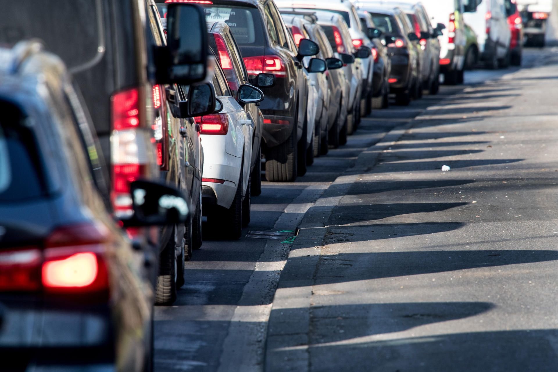 Stoßstange an Stoßstange stehen Autos auf einer innerstädtischen Straße in Köln. Die Entscheidung, ob Diesel-Fahrverbote zulässig sind, ist in Leipzig vertagt worden.