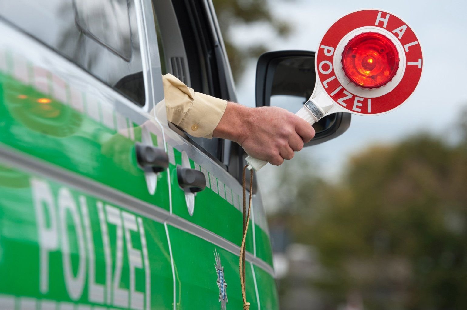 „Halt Polizei“ – wer die Kelle bekommt, sollte den Anweisungen der Beamten folgen, freundlich bleiben, aber auf keinen Fall ins Plaudern geraten. Denn Autofahrer können sich leicht um Kopf und Kragen reden.