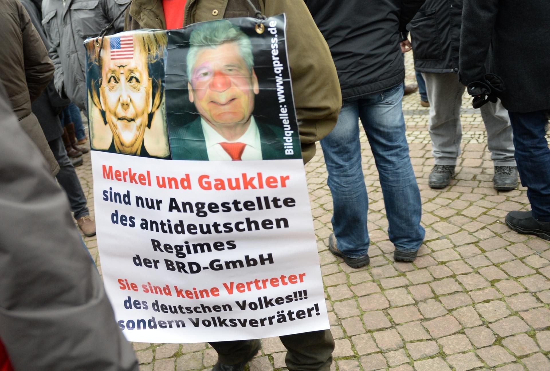 Auf diesem Pegida-Plakat werden Angela Merkel und Joachim Gauck als „Volksverräter“ gebrandmarkt.