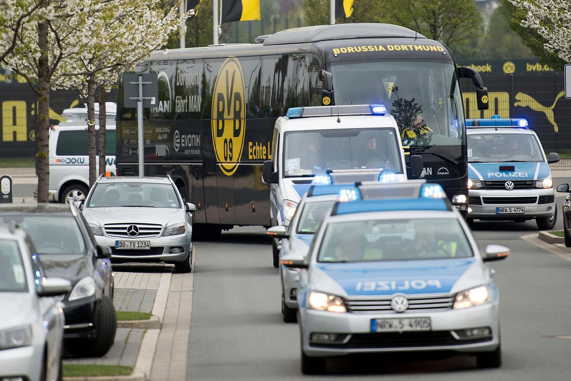 Der Mannschaftsbus von Borussia Dortmund wird von Fahrzeugen der Polizei begleitet.