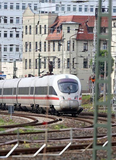 Ein ICE verlässt den Bahnhof Halle, der gerade umgebaut wird.