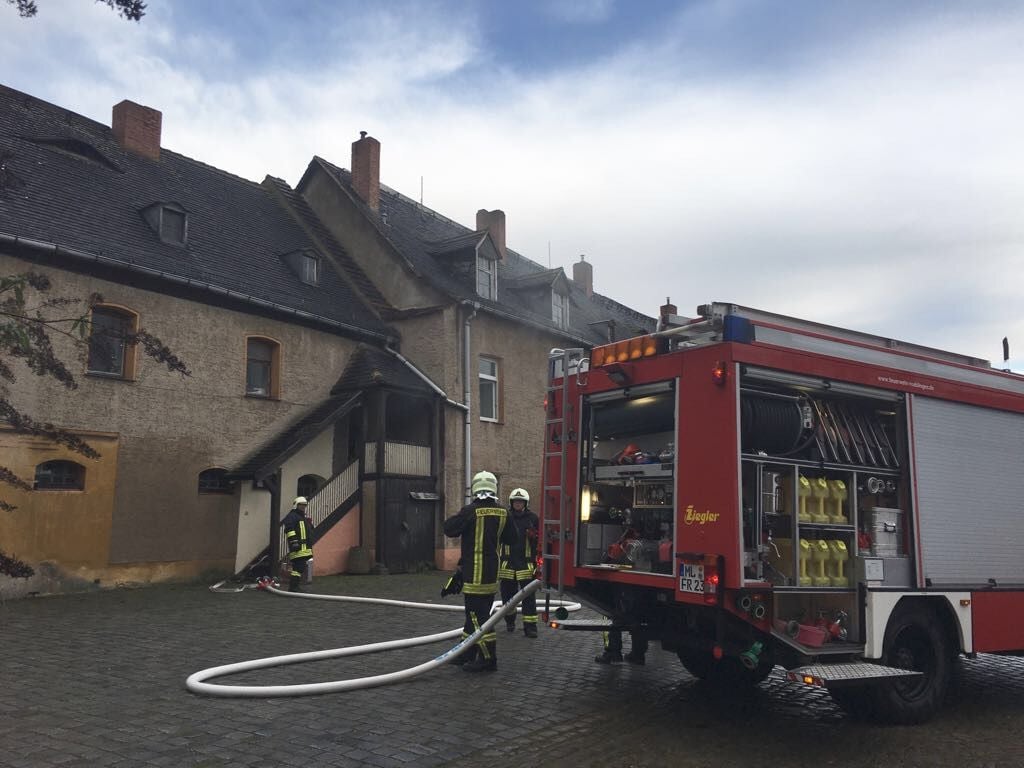 Insgesamt sechs Fahrzeuge der Feuerwehr waren im Einsatz, um den Brand in Seeburg am Mittwochvormittag unter Kontrolle zu bekommen.