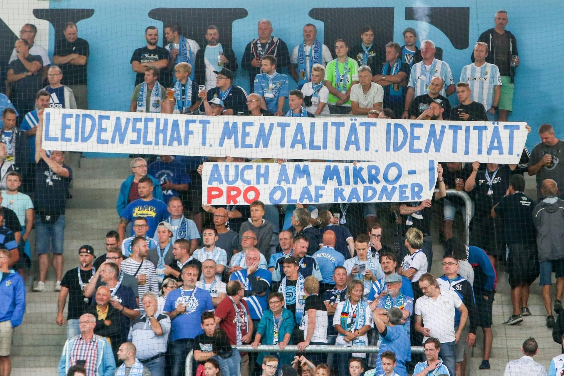 Fans des Chemnitzer FC hatten mit Bannern gegen die Trennung von Stadionsprecher Olaf Kadner protestiert.