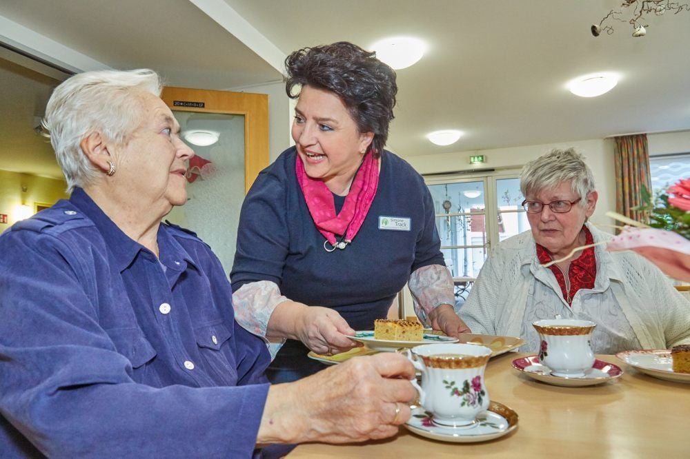 Betreuung mit Kaffee und Kuchen: Simone Track (Mitte) ist Pflegedienstleiterin im Pfauschen Stift in Bernburg.