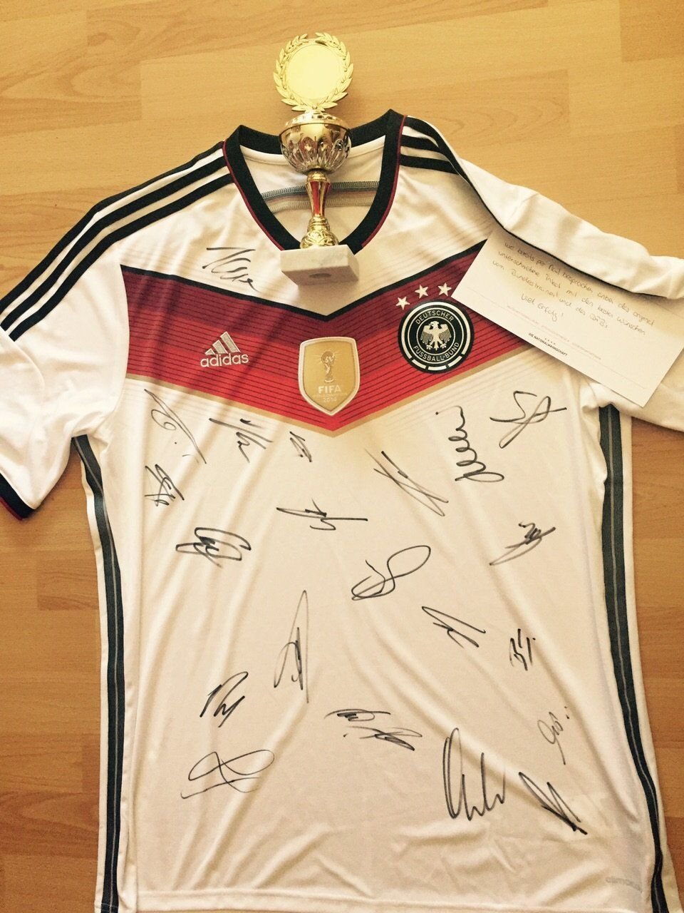 Ein original signiertes Trikot der deutschen Nationalmannschaft