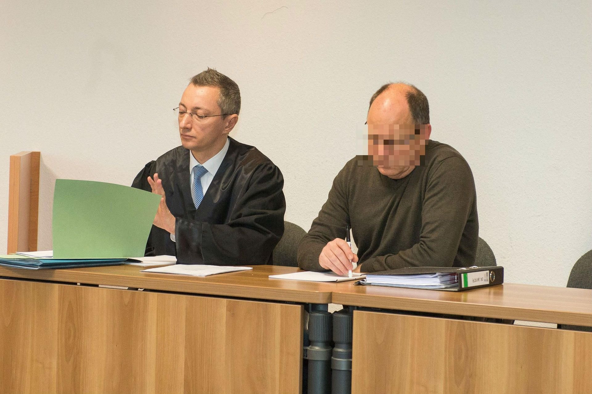 Ein Jahr und acht Monate Freiheitsstrafe auf Bewährung, Therapie und 2.800 Euro Geldstrafe bekam der Waffensammler aus Halle.