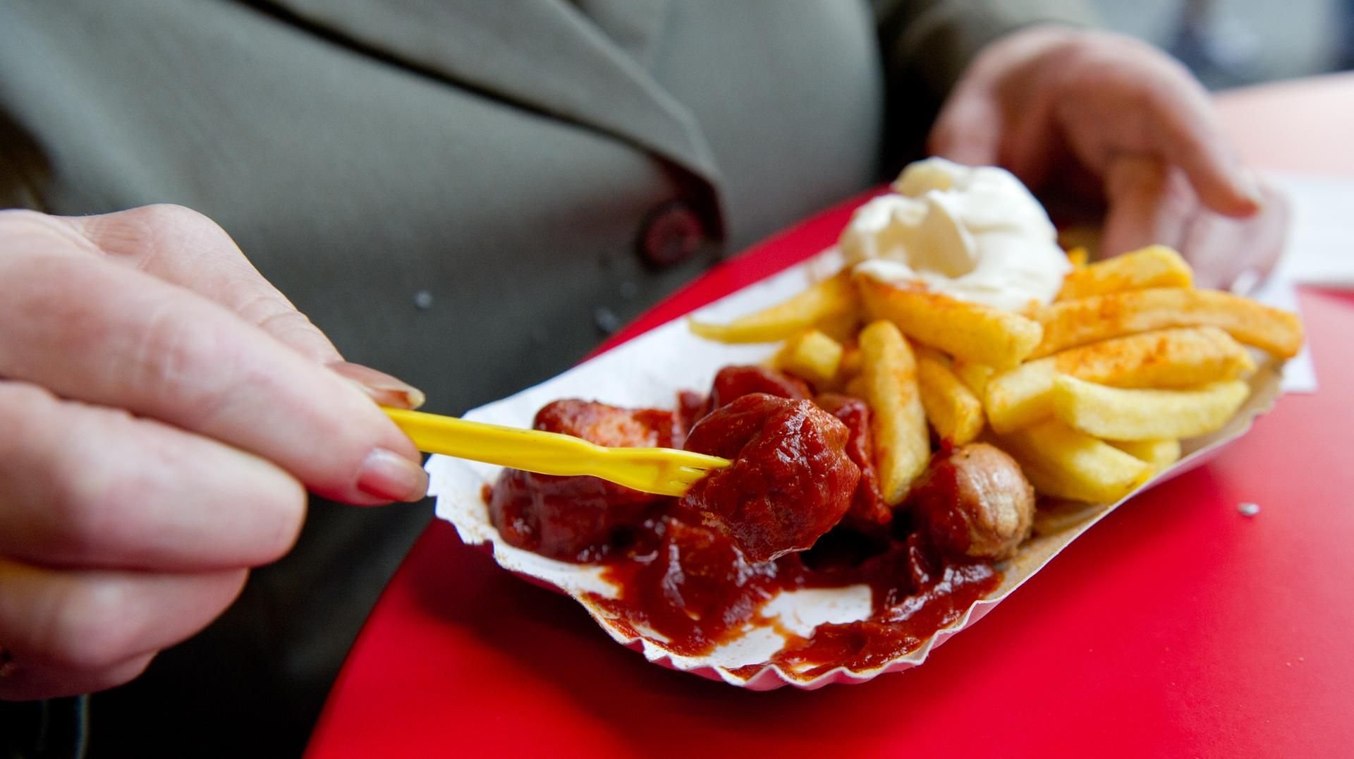 Der Klassiker bei Curry 36: Wurst - mit oder ohne Darm -, Pommes und Mayo.