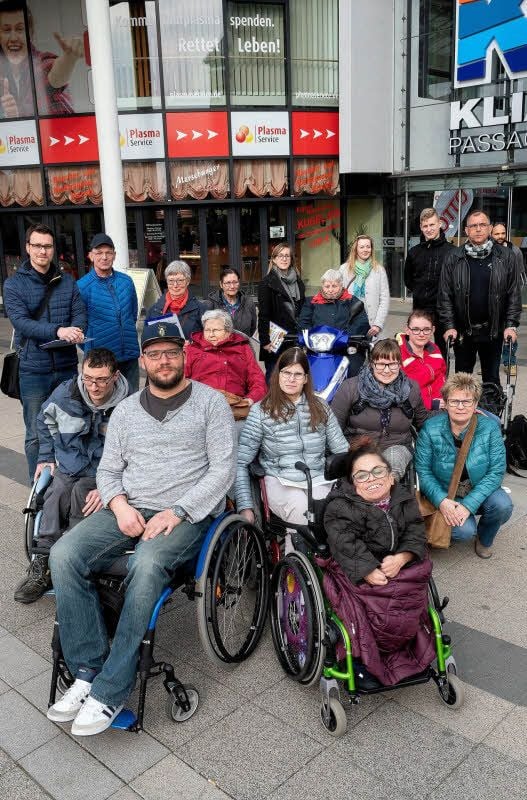Rollstuhlfahrer sind durch Merseburg gefahren und haben Schwachstellen in der Barrierefreiheit aufgezeigt.