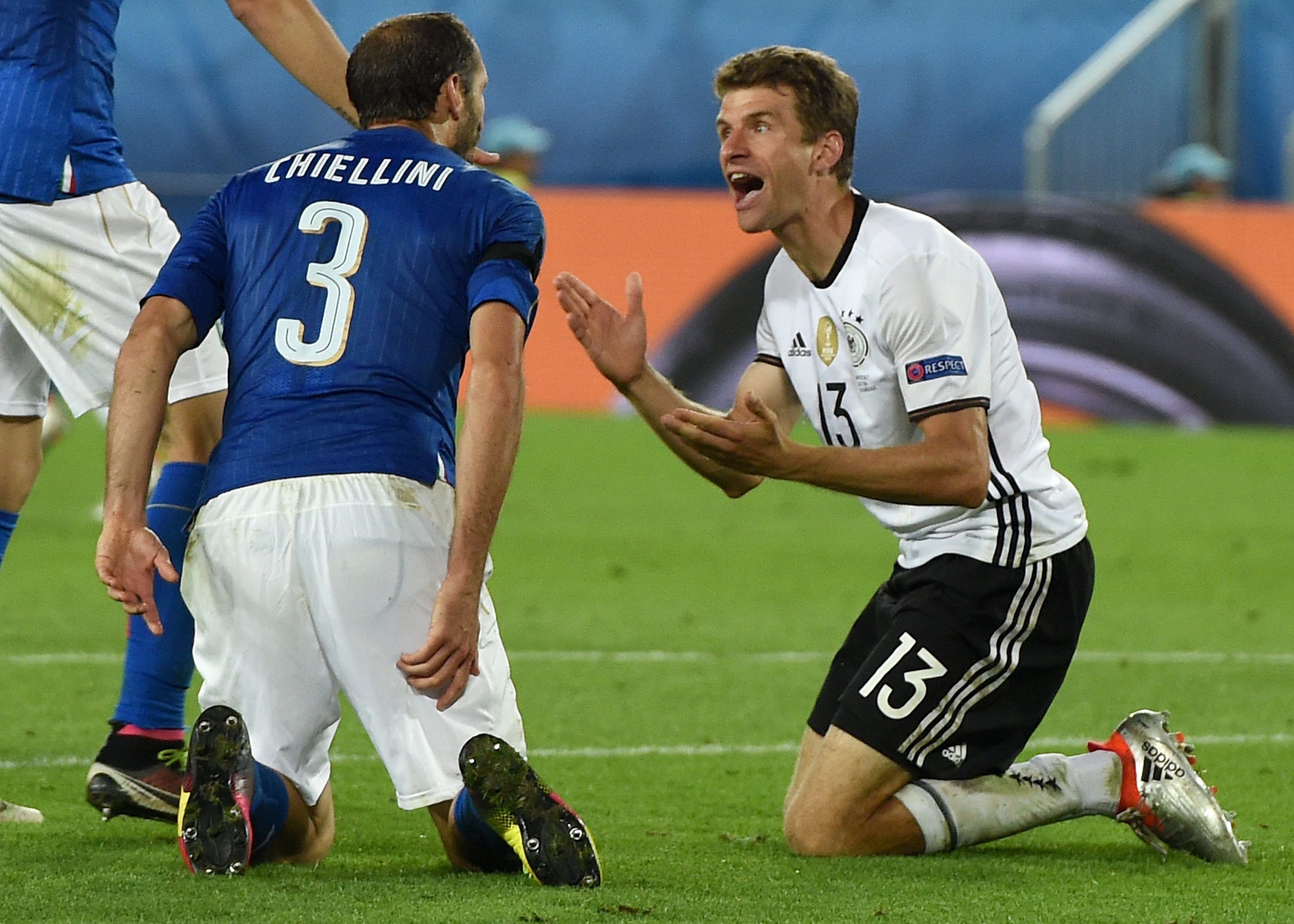 Thomas Müller sagt Giorgio Chiellini seine Meinung.