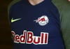 Nur noch ein roter Bulle im Logo des FC Salzburg: Damit hat der Verein eine Anforderung der Uefa erfüllt.