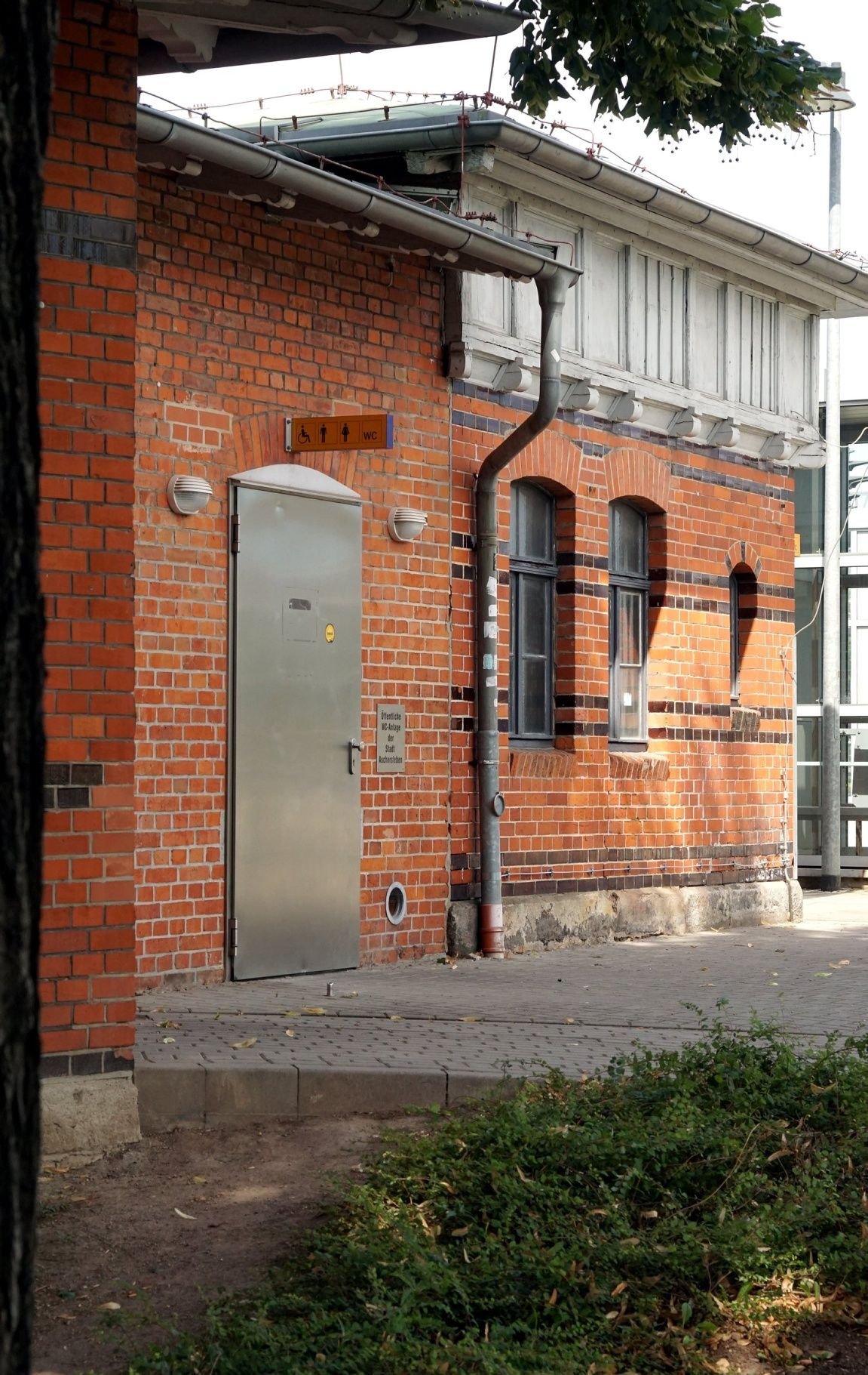 Die öffentlichen Toiletten am Bahnhof in Aschersleben
