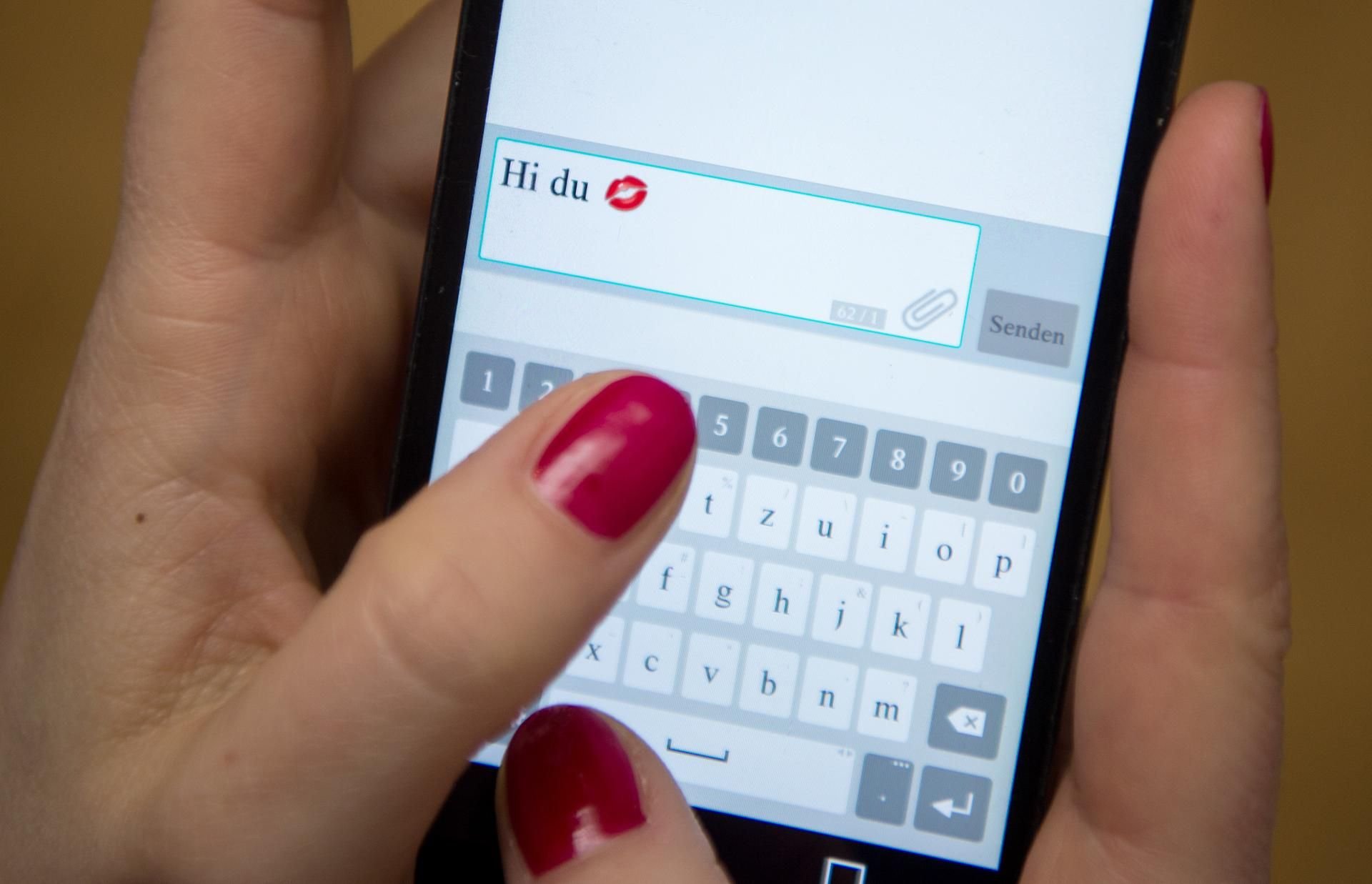 Einmal ins Handy des Partners schauen und die Chats lesen: Warum das keine gute Idee ist.