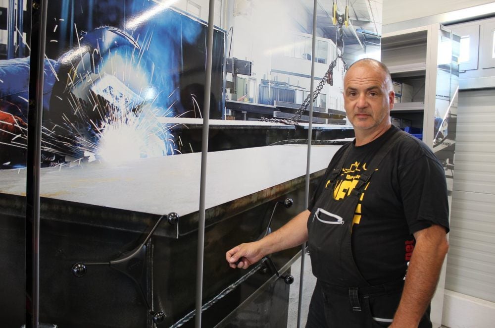 Jörg Däumichen in seinem Betrieb für Schweißtechnik im Gewerbegebiet an der Ernest-Solvay-Straße.