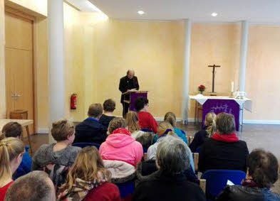 Asyl bekam die Gemeinde in der benachbarten Evangelischen Akademie am Schlossplatz.