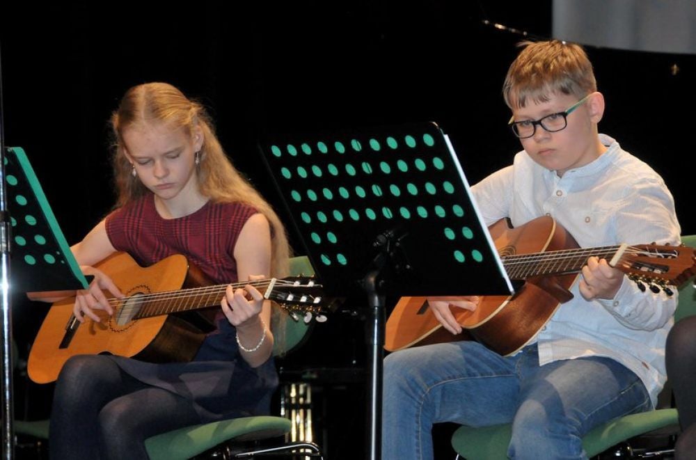 Konzentriert: Die Mitglieder des Gitarren-Ensembles.