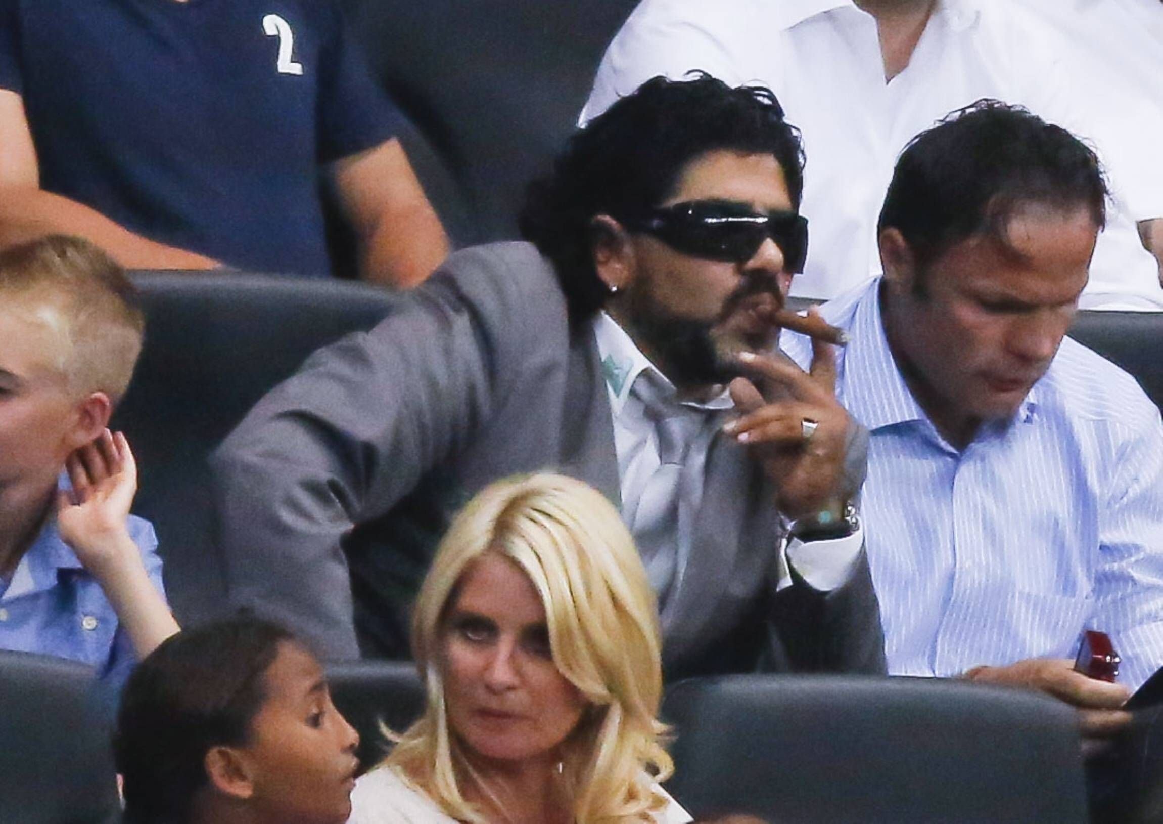 Diego Maradona genießt eine Zigarre.