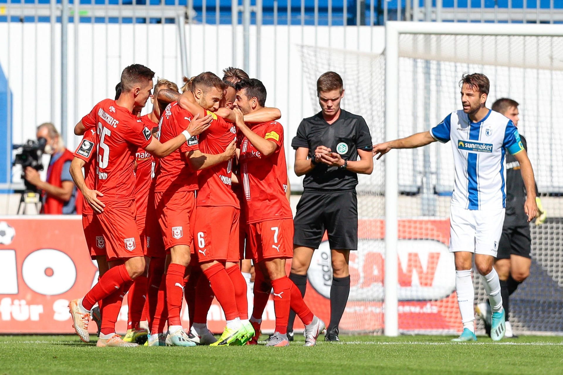 Toller Start für den HFC: In der Pause steht es 2:0 im Derby beim FC Magdeburg.