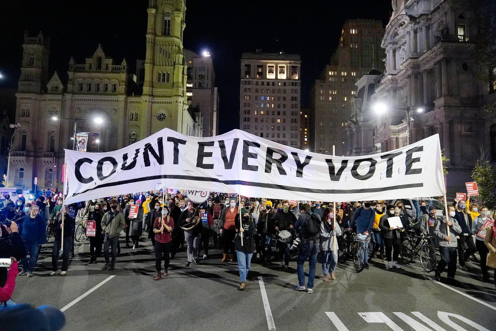 Menschen nehmen in Philadelphia an einem Demonstrationsmarsch für die Auszählung aller Stimmen teil.