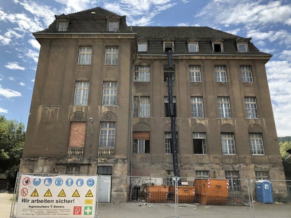 Eine Schuttrutsche hängt am einstigen Verwaltungsgebäude des Eisenhüttenwerks in Thale.