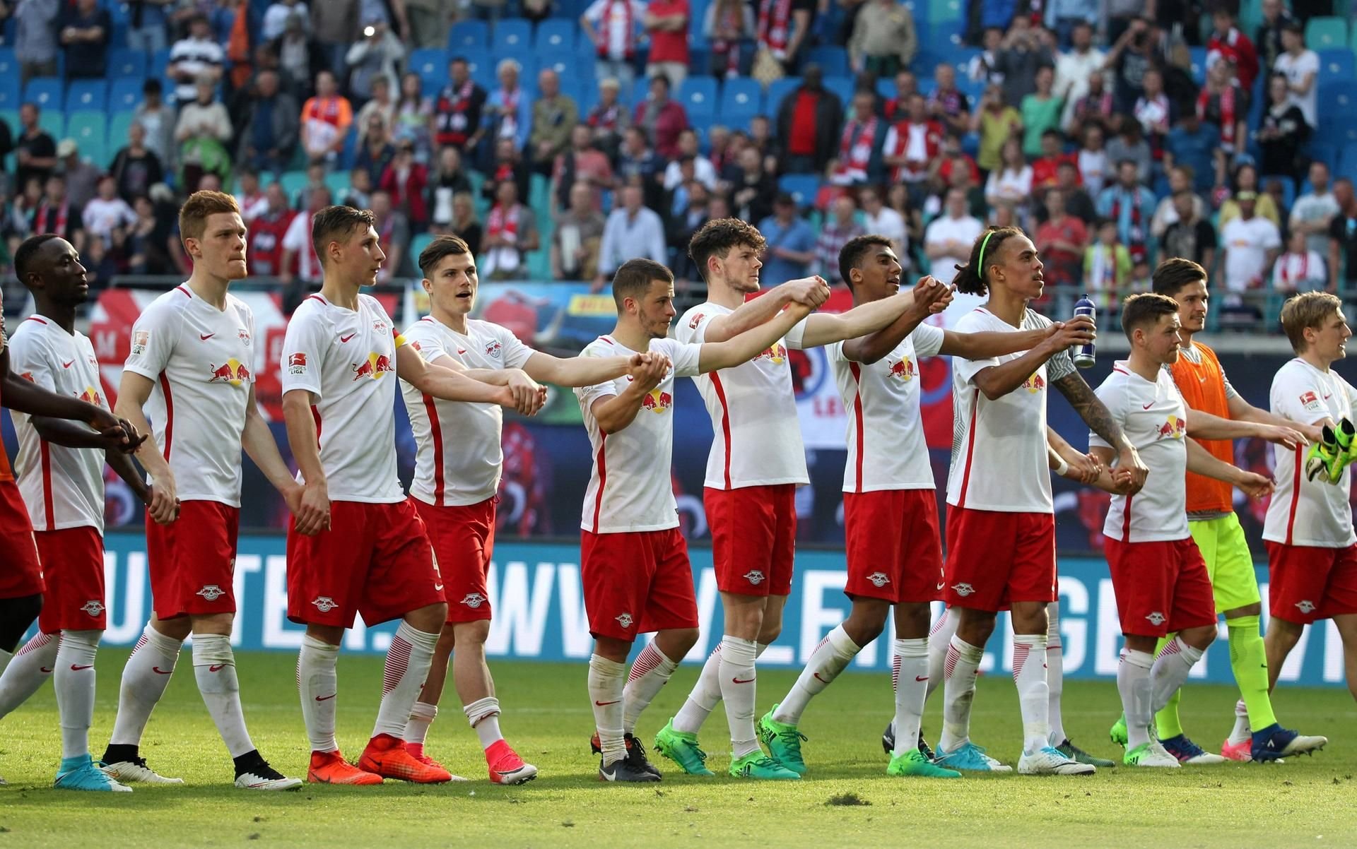 Zum Schluss feiern alle RBL-Spielerden 4:0-Kantersieg zusammen in der Red Bull Arena Leipzig.