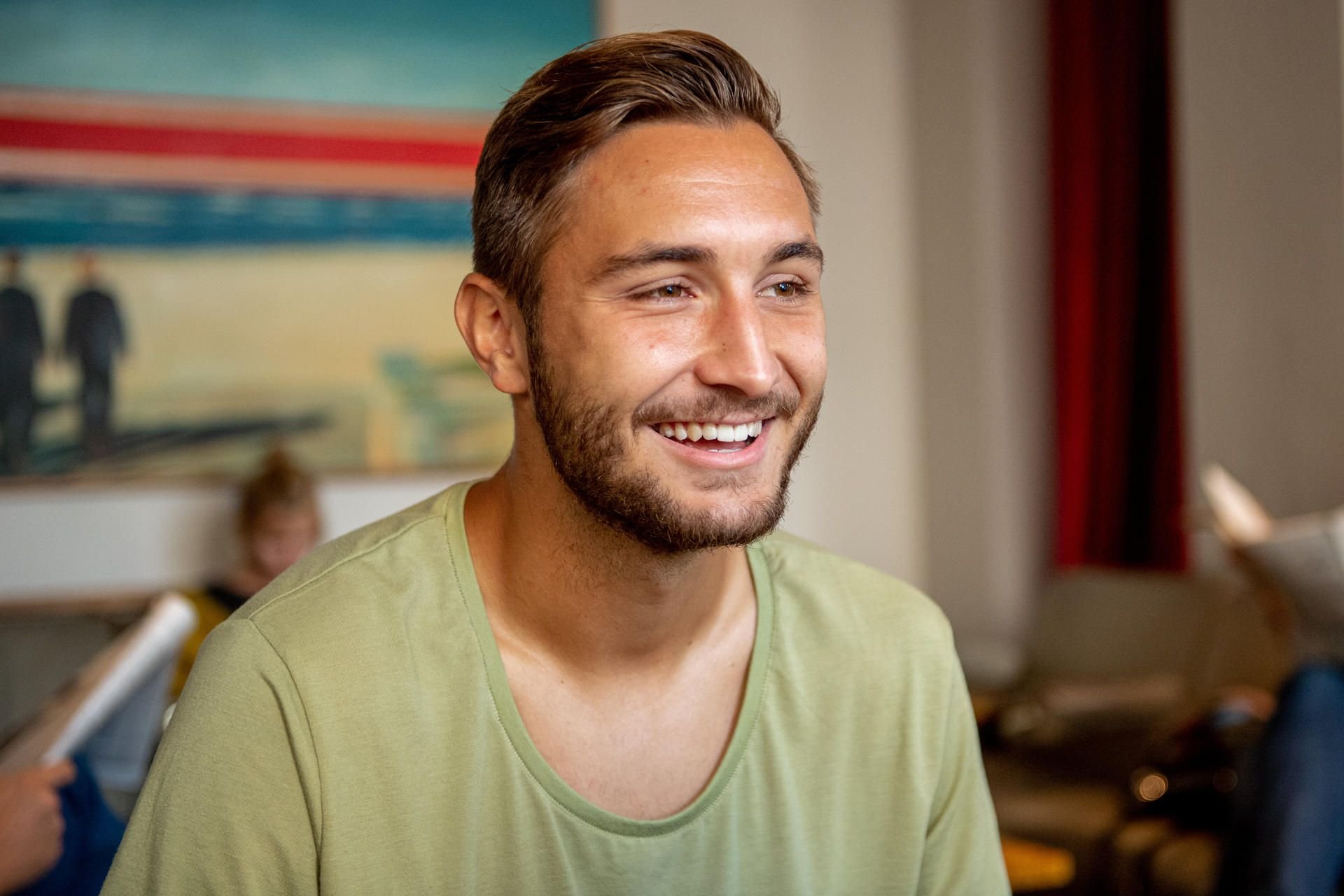 Felix Drinkuth beim MZ-Termin in einem Café in Halle.