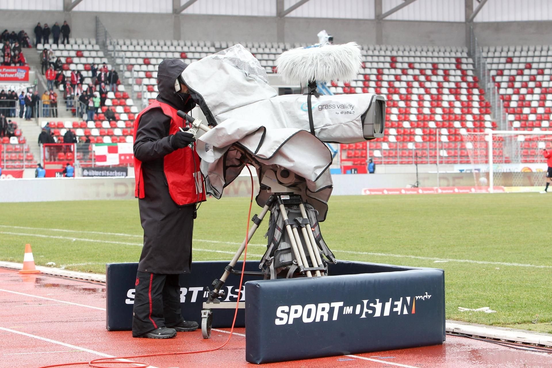 Die dritten Programme der ARD - darunter auch der MDR - zeigen regelmäßig Partien vom 1. FC Magdeburg und dem Halleschen FC live im frei empfangbaren Fernsehen und als kostenlosen Stream im Internet.