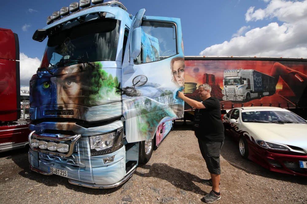 Das 1. Truckertreffen in Sangerhausen lockte viele Neugierige an. An der Walkmühle konnten sie 90 Fahrzeuge aller Coleur bewundern. Darunter einige Showtrucks mit aufwendigen Airbrushmotiven, wie das von Jörg Lehmann aus Kostritz. Dieser Truck wurde von einer Fachzeitschrift zum schönsten Lkw Deutschlands gewählt.