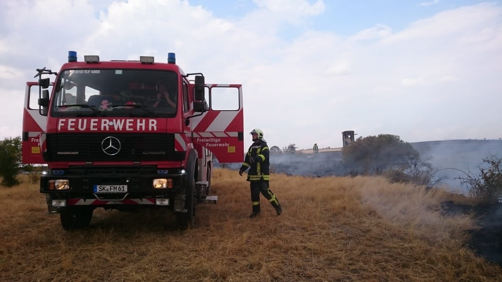 Die Freiwillige Feuerwehr war am Donnerstag bei einem Feldbrand im nördlichen Saalekreis im Einsatz.