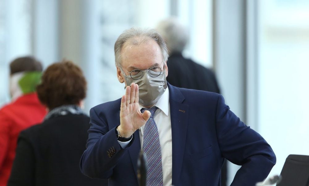 Ministerpräsident Reiner Haseloff mit Schutzmaske im Landtag