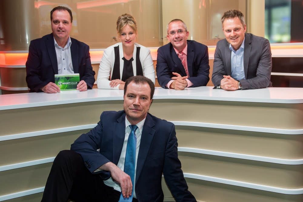 So sehen Sieger aus Das Team um TV-Halle-Chef Ralf Schietrumpf (vorn) - hier die Moderatoren Torsten Grundmann, Sandra Rada, Ralf Scheibe und Christian Kadlubietz (großes Foto, v.l.) - hat gleich drei Preise bei der Verleihung des Mitteldeutschen Rundfunkpreises abgeräumt.