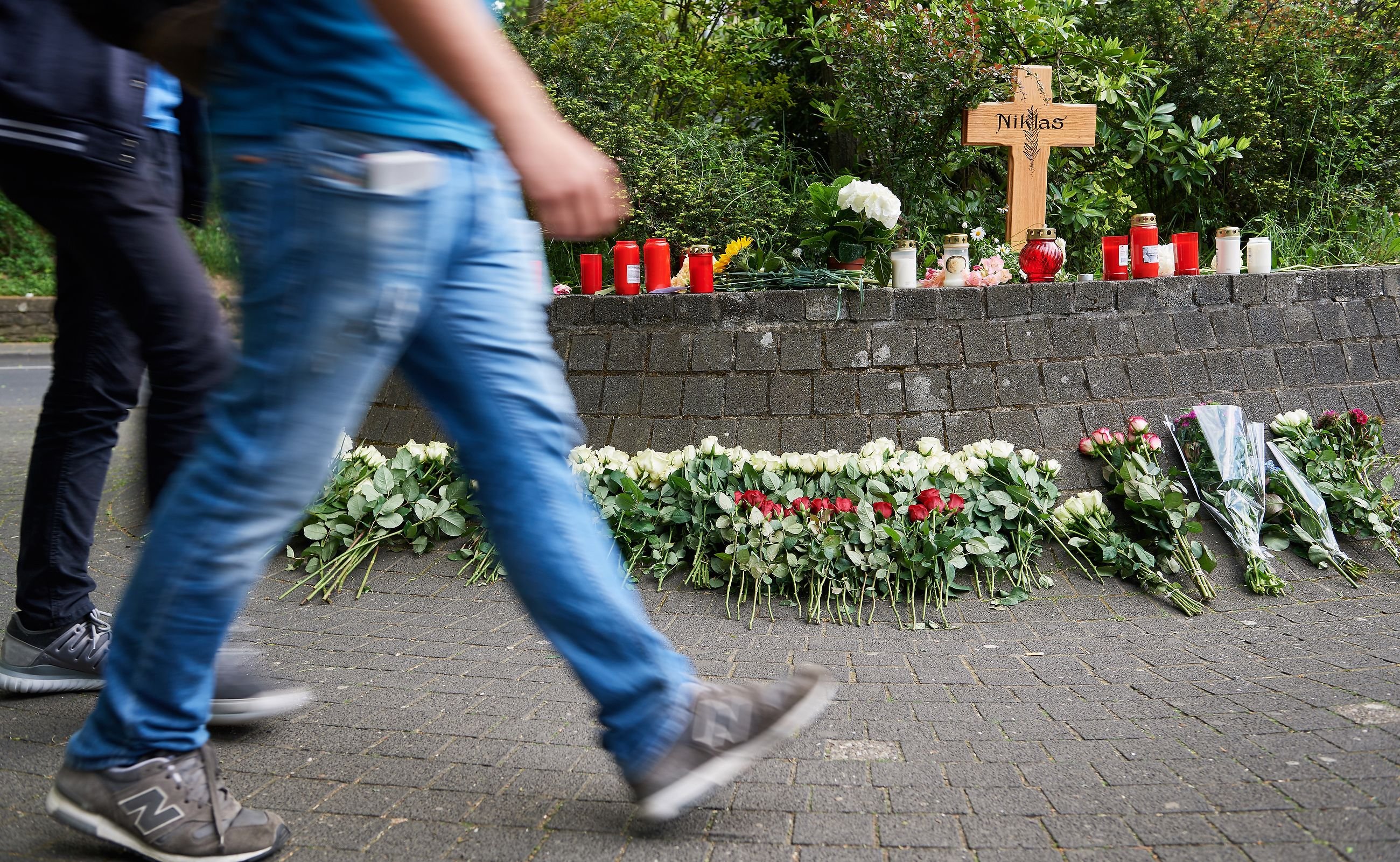 Ein Kreuz steht in Bonn an der Stelle, an der der nun verstobene Niklas P. von bisher unbekannten Schlägern attackiert wurde.