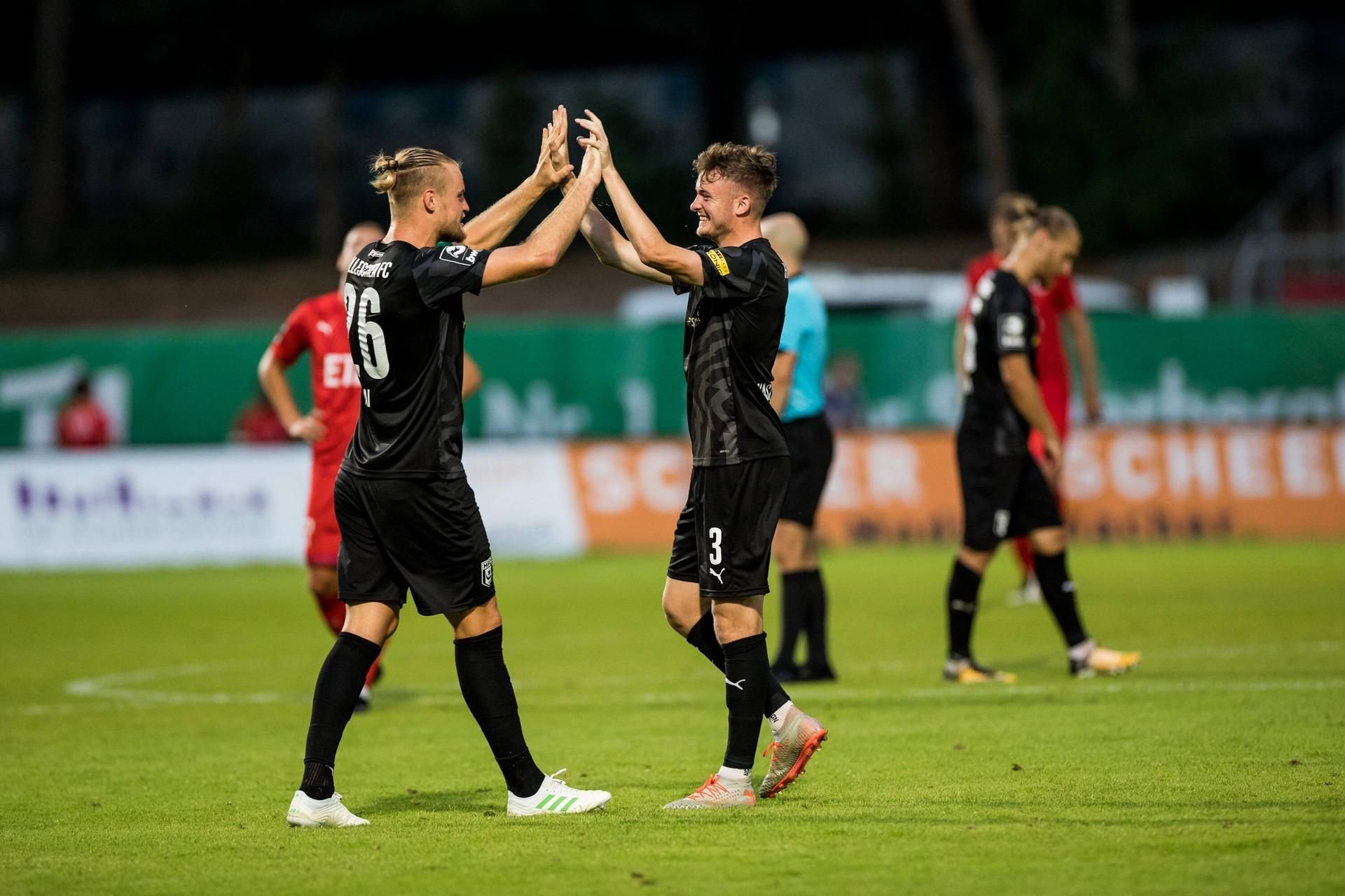 Jubel nach Abpfiff: Sebastian Mai und Niklas Kastenhofer freuen sich über den HFC-Auswärtssieg in Köln
