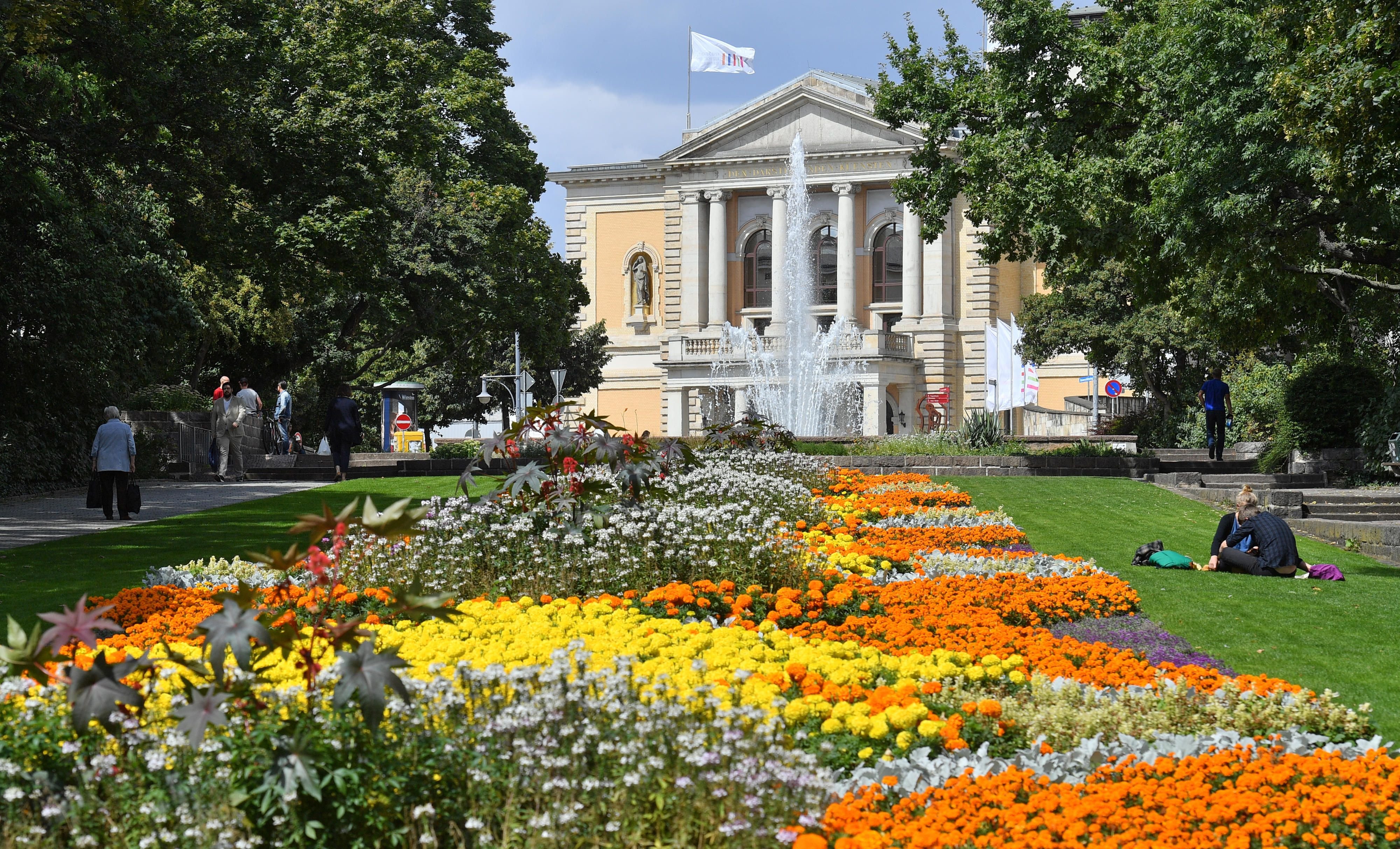 In üppiger Blüte stehen die Beete vor dem Opernhaus in Halle. Die Stadt möchte gerne die Kulturkrone, aber auch Magdeburg macht sich Hoffnung auf den Titel.