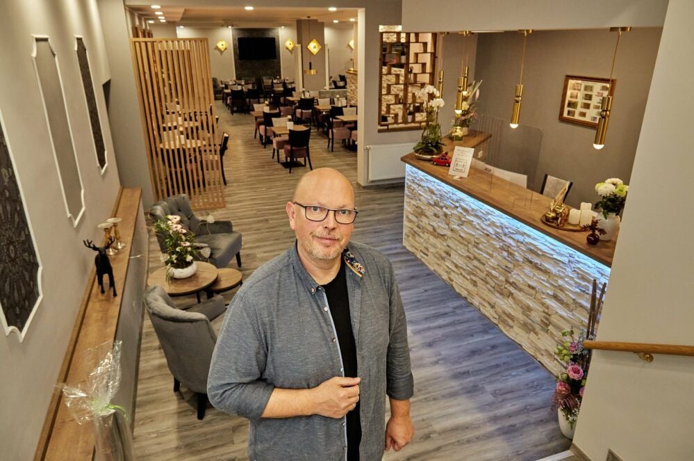 Geschäftsführer Thomas Holst im neuen Eingangsbereich des City-Hotels.