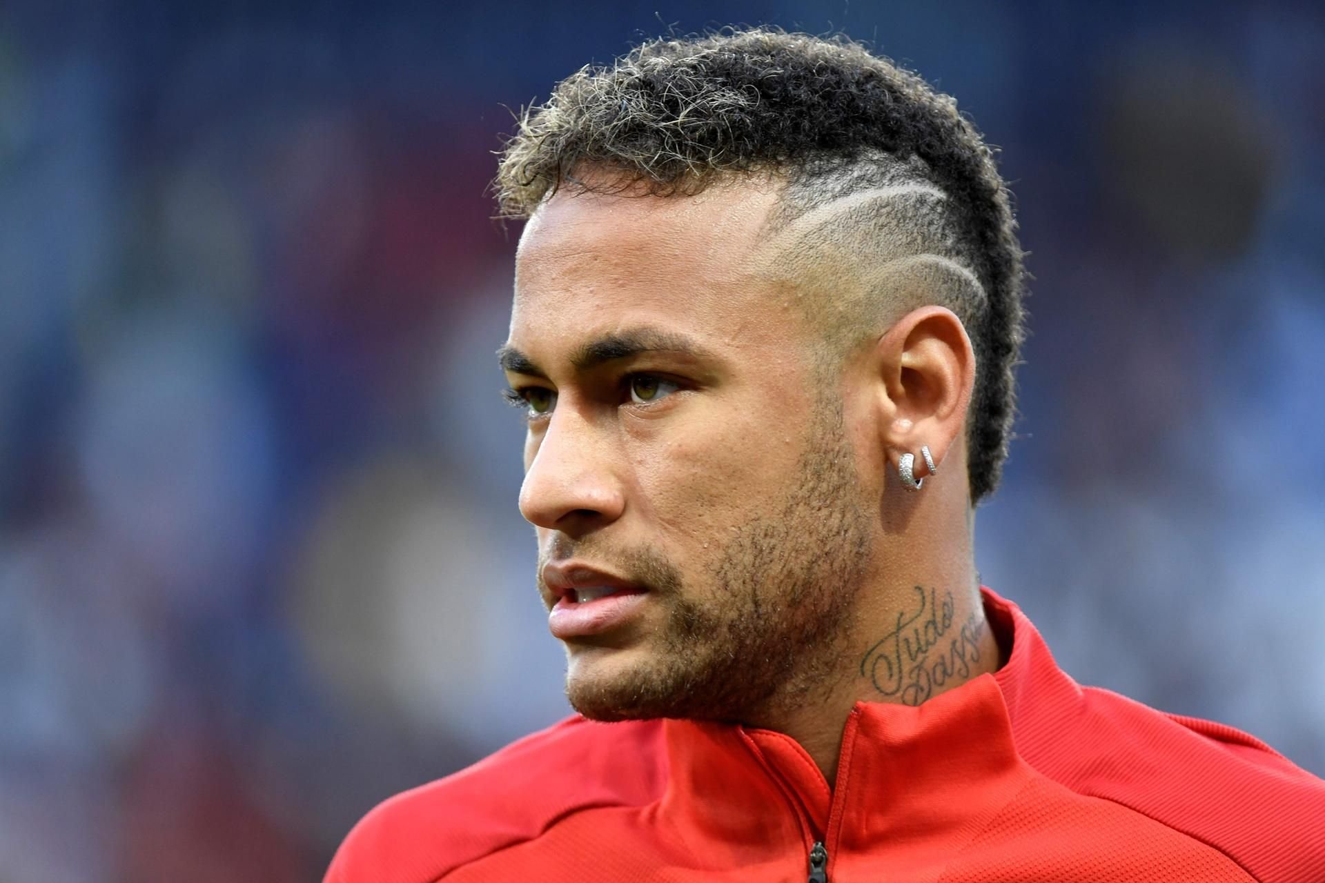 Der Stürmerstar Neymar war für 222 Millionen von barcelona nach paris gewechselt.
