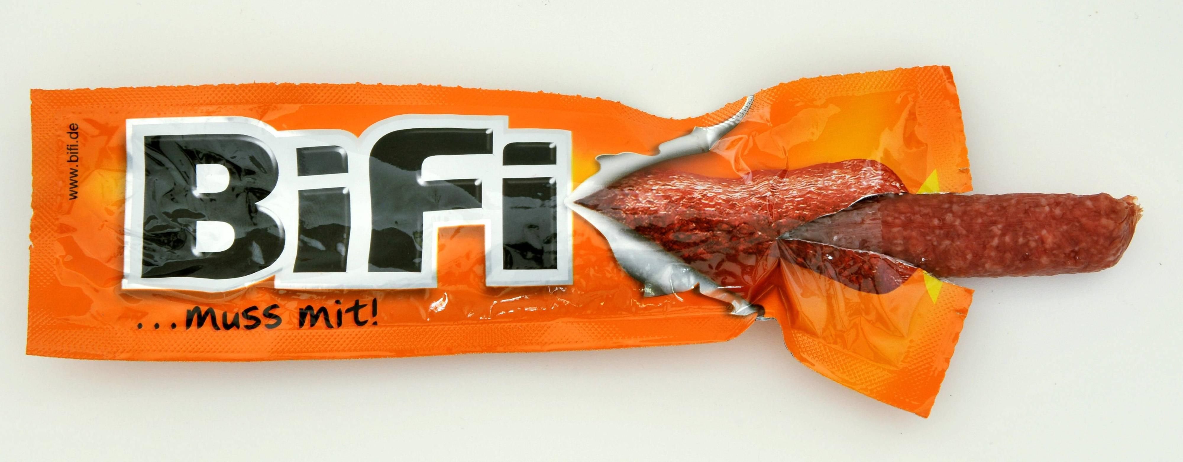 Den Snack kennen die meisten, aber wer weiß, für was der Name steht?