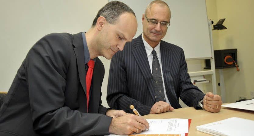 Arbeitsagentur-Geschäftsführer Thomas Holz (links) und Prof. Einar Kretzler, Vizepräsident der Hochschule, besiegeln die Kooperationsvereinbarung.