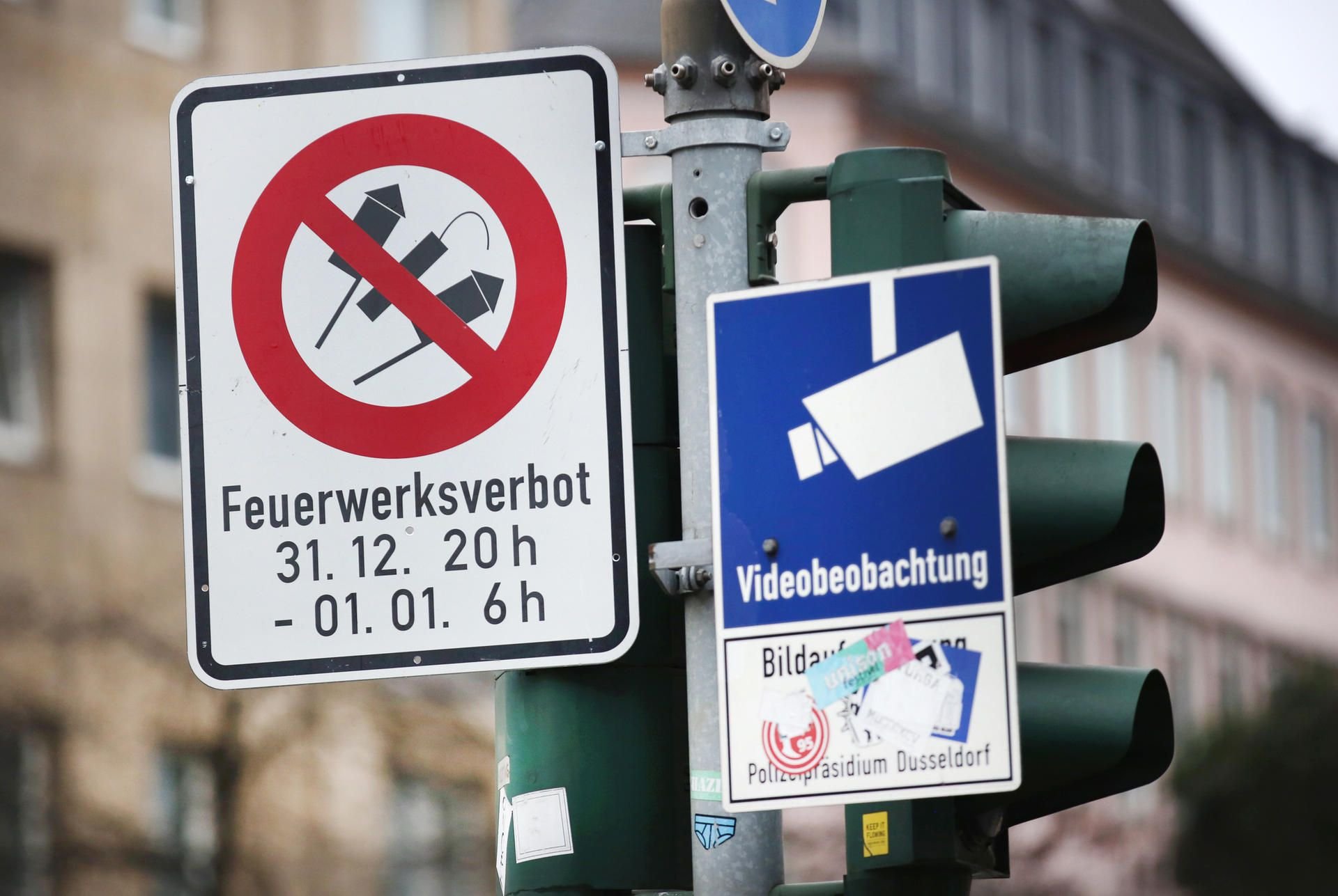 Ein Hinweisschild auf Feuerwerksverbot