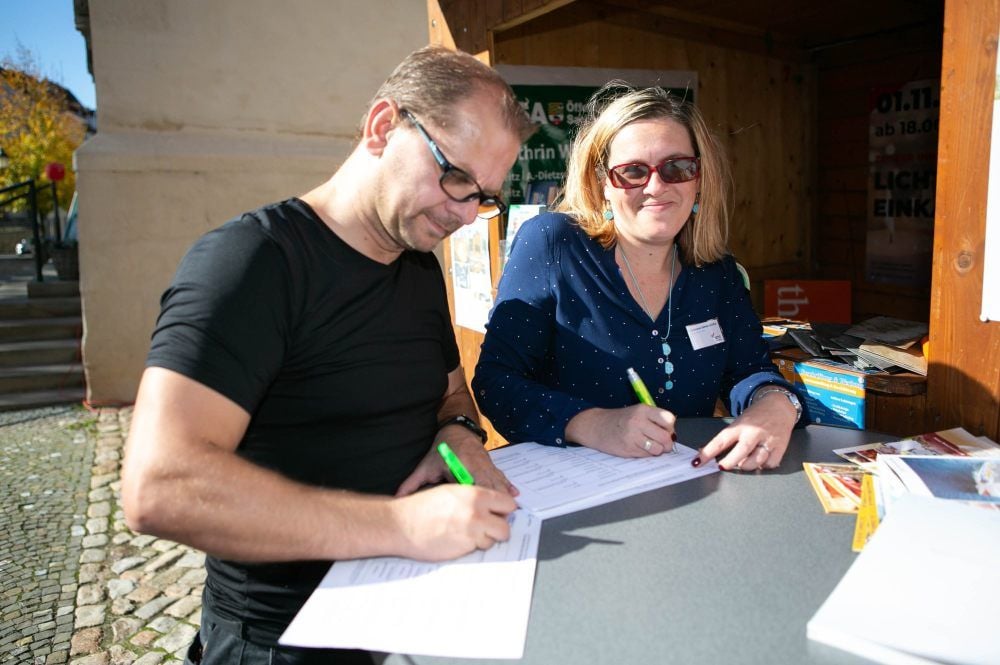 Thomas Hünniger und Christiane Sättle-Schiffler unterzeichnen die Petition zum Erhalt des Klinikums, die auch an der Michaeliskirche auslag.