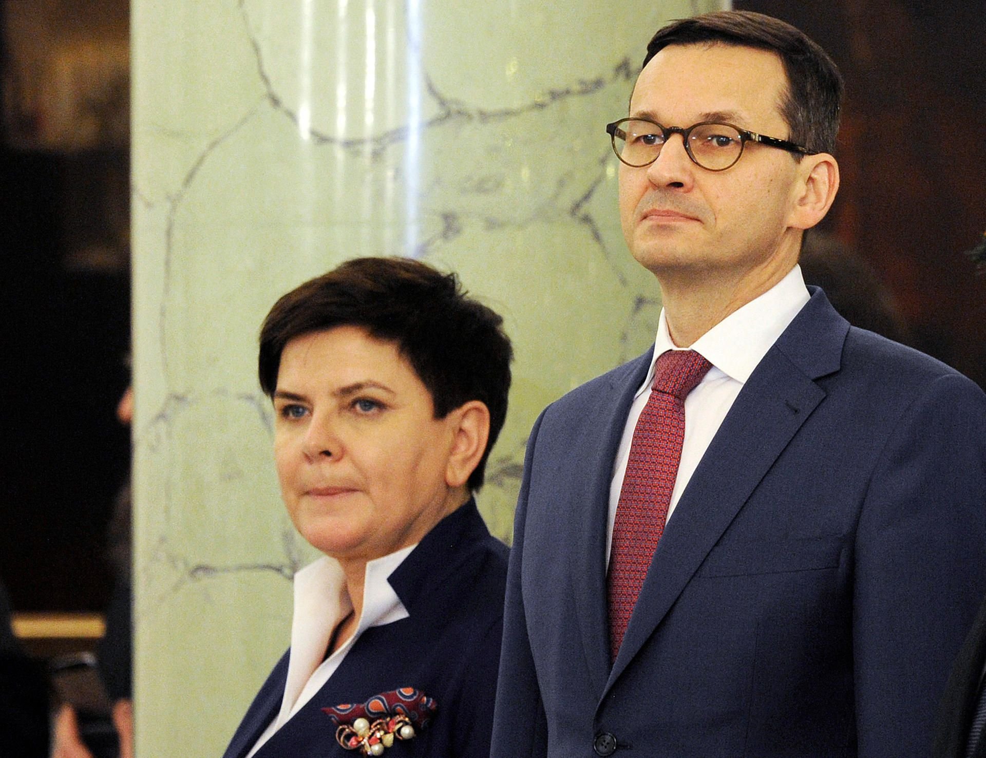 Polens bisheriger Finanz- und Wirtschaftsminister Mateusz Morawiecki (r.) folgt in das Amt des Ministerpräsidenten auf Beata Szydlo (l.)